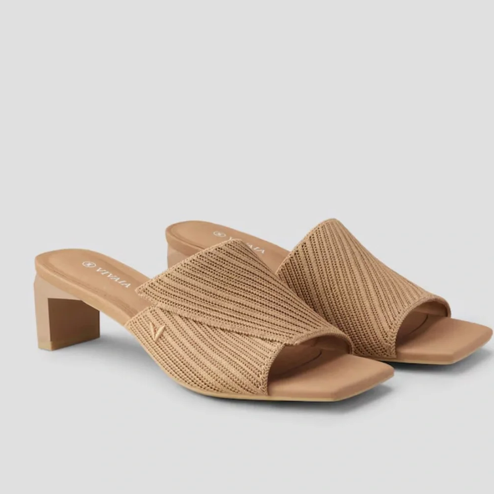 Square-Toe Slides - Picture 2 of 9